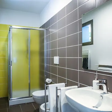 לינה וארוחת בוקר Warmup - Parcheggio Incluso Nella Corte Interna גרוסטו